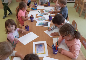 Dzieci wykonują prace na konkurs o Janie Pawle II